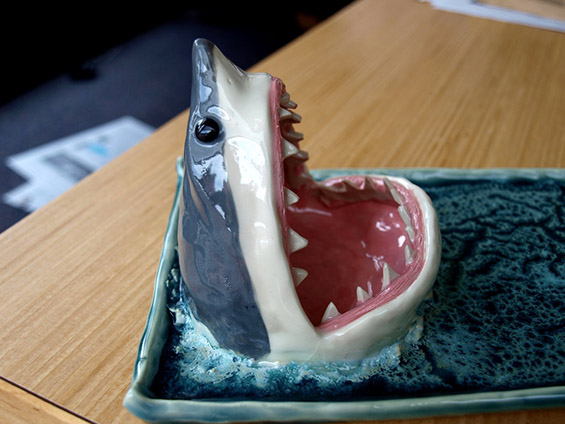 (4) Соочете се со стравот од ајкула - заедно вечерајте суши :)