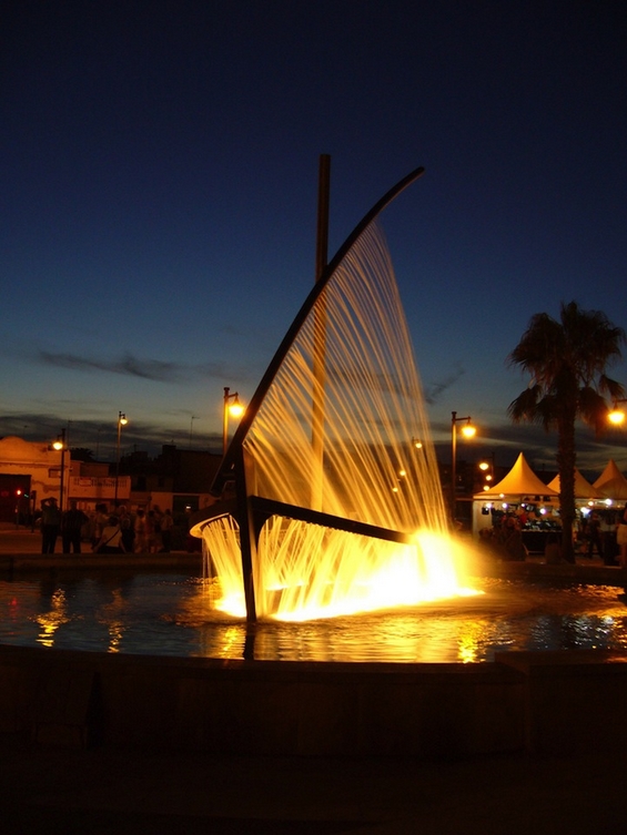 Инспиративна фонтана во облик на брод во Валенсија