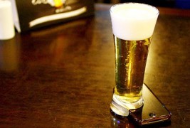 Чаша за пиво што го поттикнува дружењето во ноќните клубови