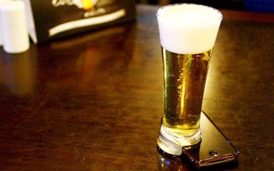 Чаша за пиво што го поттикнува дружењето во ноќните клубови