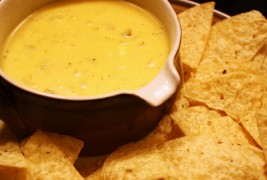 Фантастичен сос од кашкавал за крцкав начо чипс