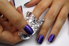 Лесно отстранете го лакот со светки од вашите нокти