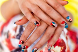 Мозаичен маникир со светкави рабови