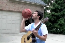 Уникатен талент – забива кошови додека свири на гитара