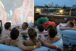 Во кино расоблечени во костим за капење со коктел в рака