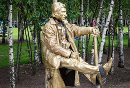 Живи статуи лебдат во воздух