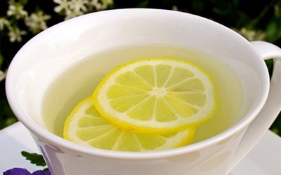 Зошто е добро да се пие топла вода со лимон?