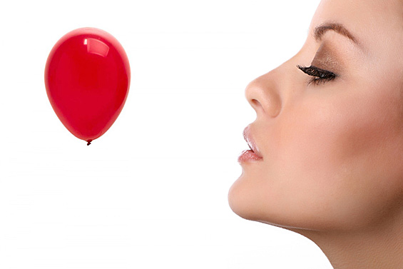 Дали вдишувањето хелиум од балон е забавно или смртоносно?