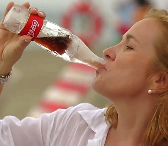 (1) Иновативни шишиња Кока-кола направени од мраз