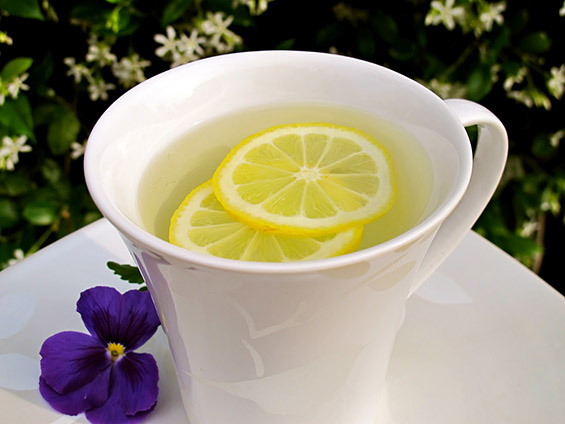 Зошто е добро да се пие топла вода со лимон?