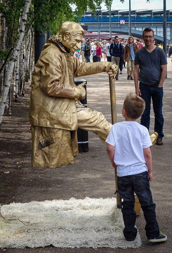 Живи статуи лебдат во воздух