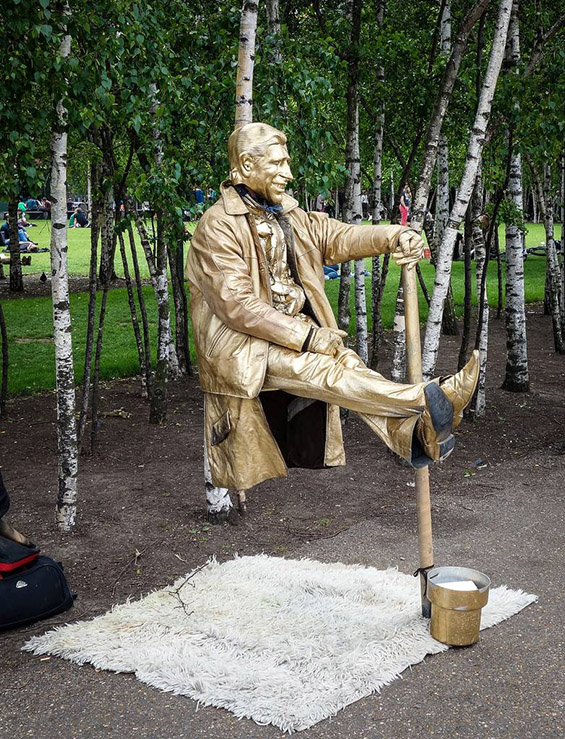 Живи статуи лебдат во воздух