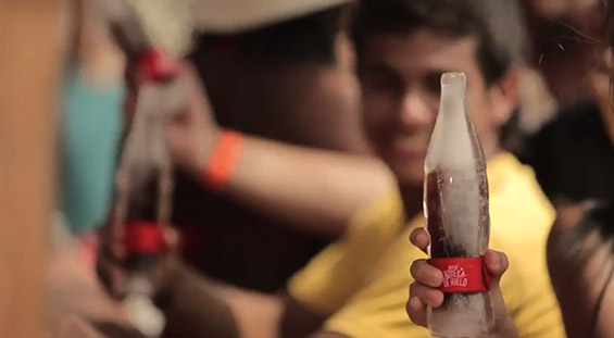 (4) Иновативни шишиња Кока-кола направени од мраз