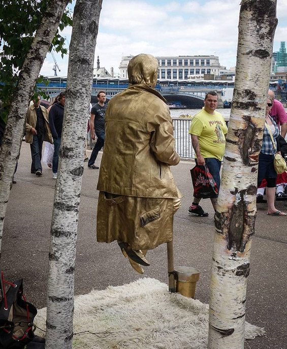 Живи статуи лебдат во воздух