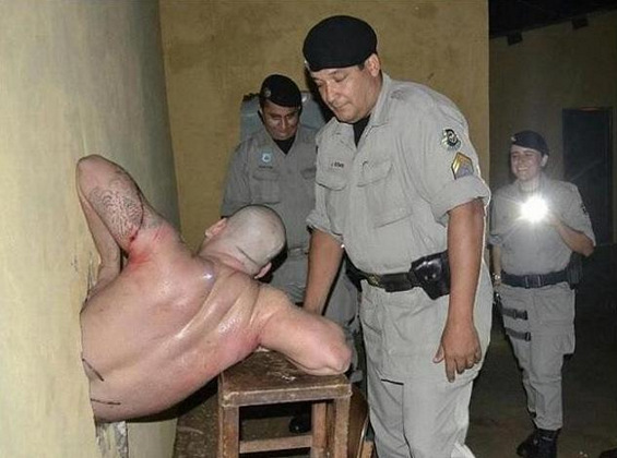 Луѓе заглавени во сопствената глупост