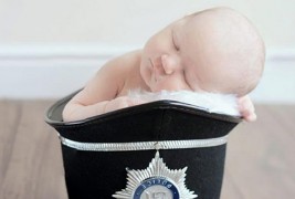 4-дневно бебе спие во полицискиот шлем на нејзиниот татко