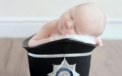4-дневно бебе спие во полицискиот шлем на нејзиниот татко