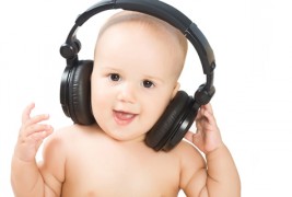 Бебиња ја пеат „ We will rock you“ од Queen