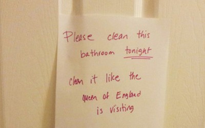 Исчисти ја бањата како да ќе доаѓа англиската кралица