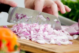 Испробани начини за сечење кромид без да ви солзат очите