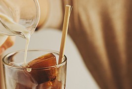 Ледени коцки кафе потопени во млеко