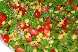 Летна салата со домати, пченка и рукола