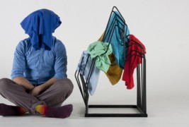 Што прави секој млад човек со својот куп носени алишта?