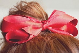 Слатки и женствени фризури со машнички