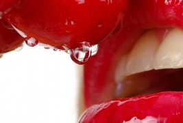 Совршени сочни црвени усни во боја на цреша