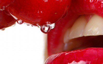 Совршени сочни црвени усни во боја на цреша