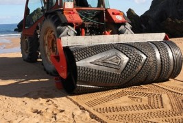 Трактор кој црта по песочни плажи