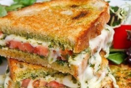 Вкусен вегетаријански сендвич со сирење