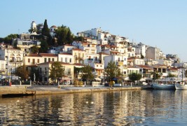 Зошто да го посетите Скијатос ова лето?