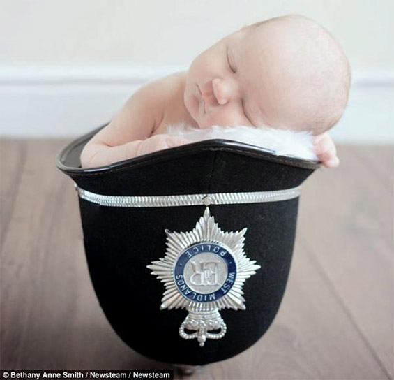 4-дневно бебе спие во полицискиот шлем на нејзиниот татко