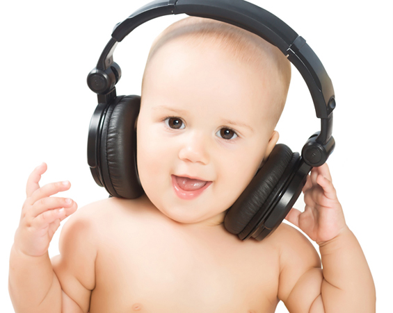 Бебиња ја пеат „ We will rock you“ од Queen