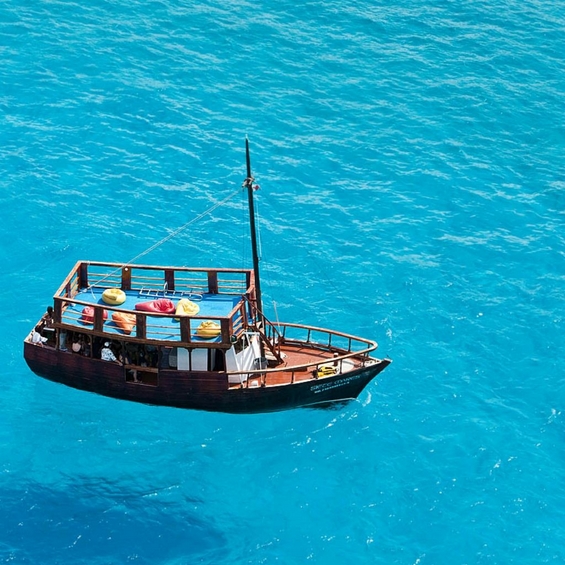 Бродови кои лебдат над водата