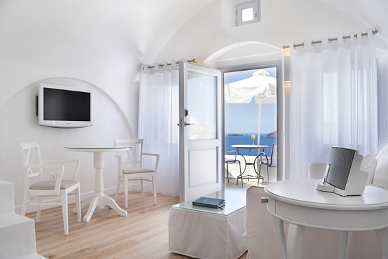Божествен софистициран хотел на прекрасниот остров Санторини