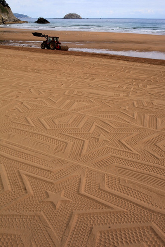 Трактор кој црта по песочни плажи