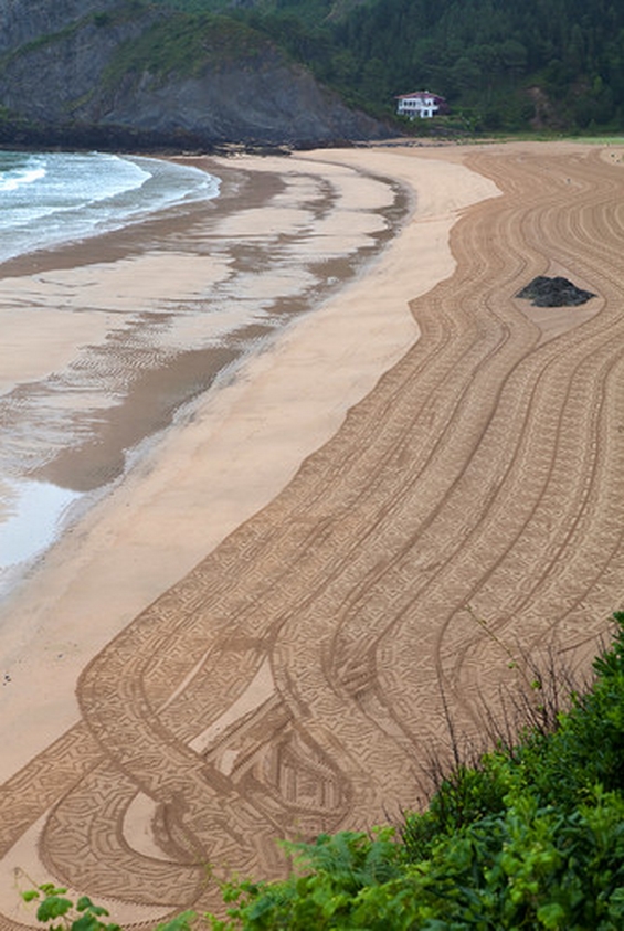 Трактор кој црта по песочни плажи