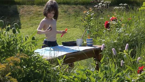 Тригодишно девојче со аутизам воодушевува со своите слики