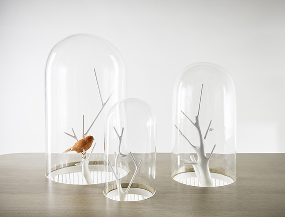 Масичка и кафез за птици споени во елегантен дизајн