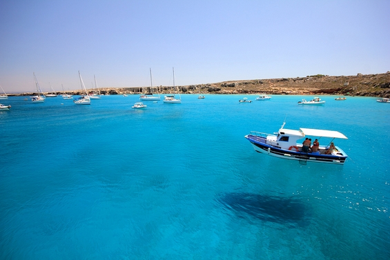 Бродови кои лебдат над водата