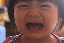 Ефикасен начин како да го натерате вашето дете да престане да плаче