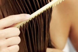 Како природно да си ја исправите косата?