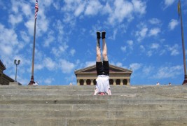 Маж патува околу светот за да се фотографира стоејќи на глава