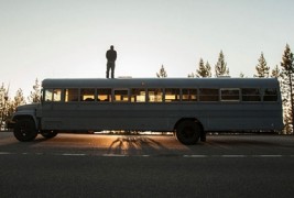 Студент по архитектура претворил стар автобус во удобен дом