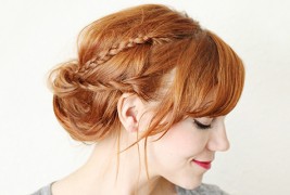Тренди фризура со ситни плетенки собрани во пунџичка