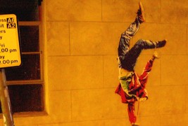 Улична уметност која станува комплетна само навечер