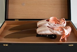 Зачудувачки перформанс балерина танцува со остри ножеви