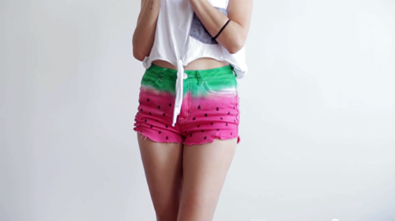 Како да си направите жешки пантолончиња со дизајн на лубеница?